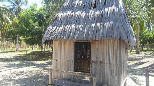 Những ngôi nhà làm từ lá dừa cho du khách nghỉ chân giữa trưa hè.